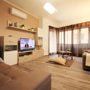 Appartamento Eur Bright Spacious Terraced With Private Parking Only For Small Cars, Roma